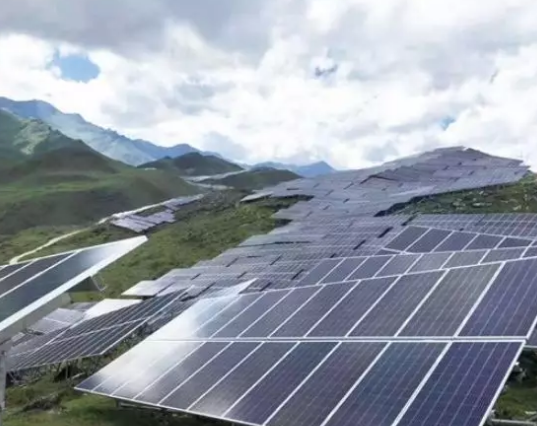 光伏發電助力脫貧攻堅 高寒山區變“風水寶地”(圖1) 光伏并網發電