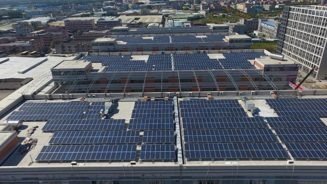 在現(xiàn)場屋頂安裝光伏發(fā)電的最大優(yōu)點(diǎn)不是賺錢而(圖1) 屋頂光伏發(fā)電